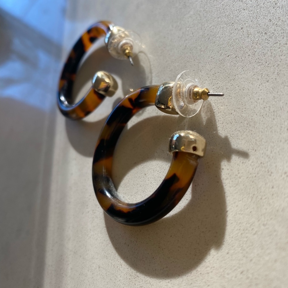 Bauble Bae Tortoise shell and gold thick hoop